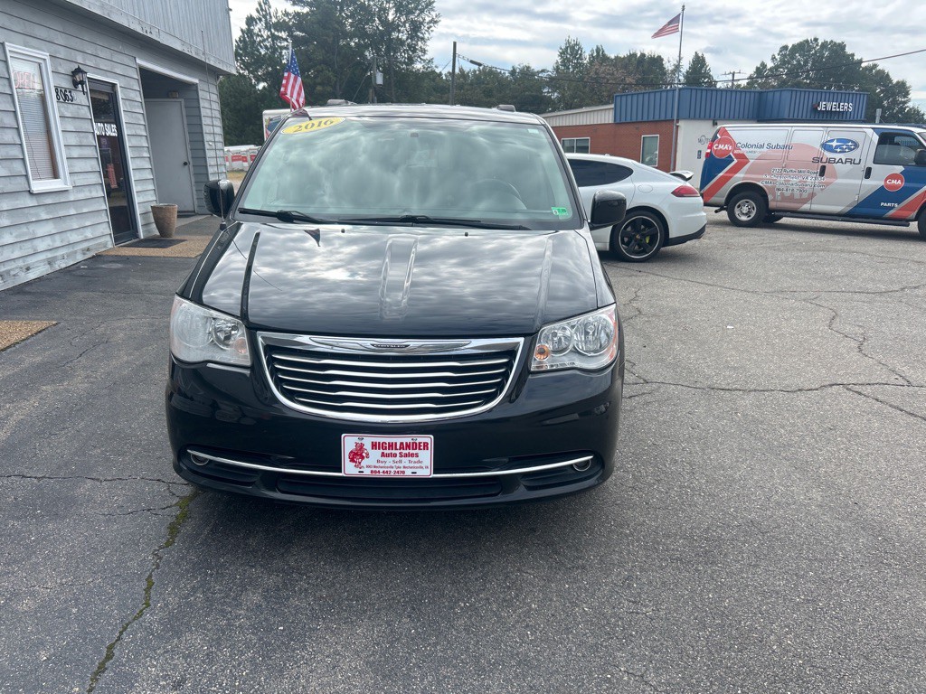 2016 Chrysler Town & Country Image 18
