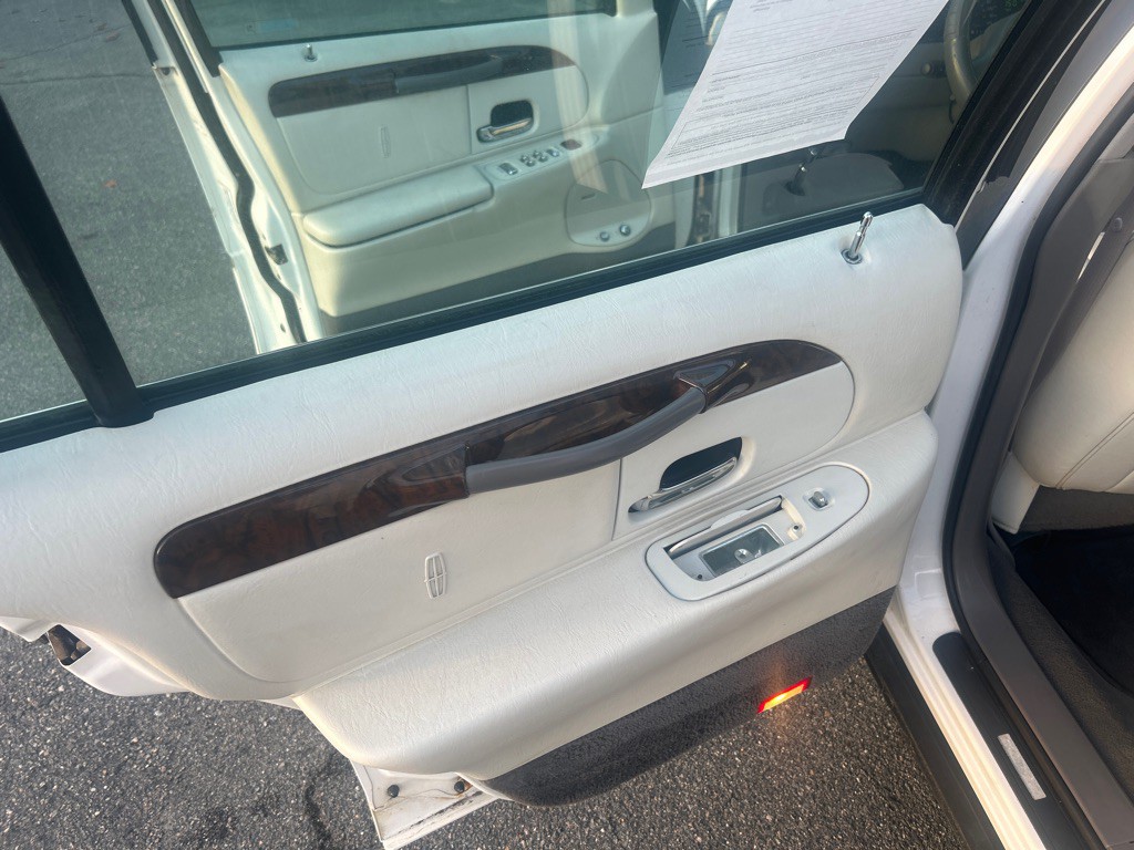 1998 Lincoln Town Car Image 10