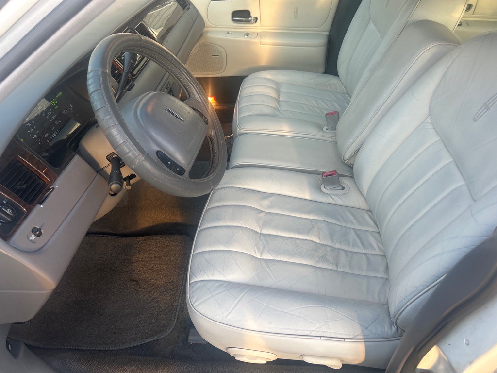 1998 Lincoln Town Car Image 23