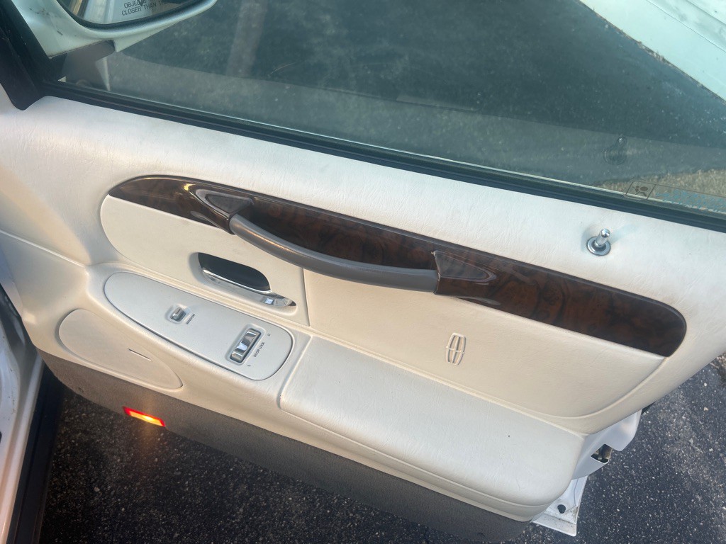 1998 Lincoln Town Car Image 30