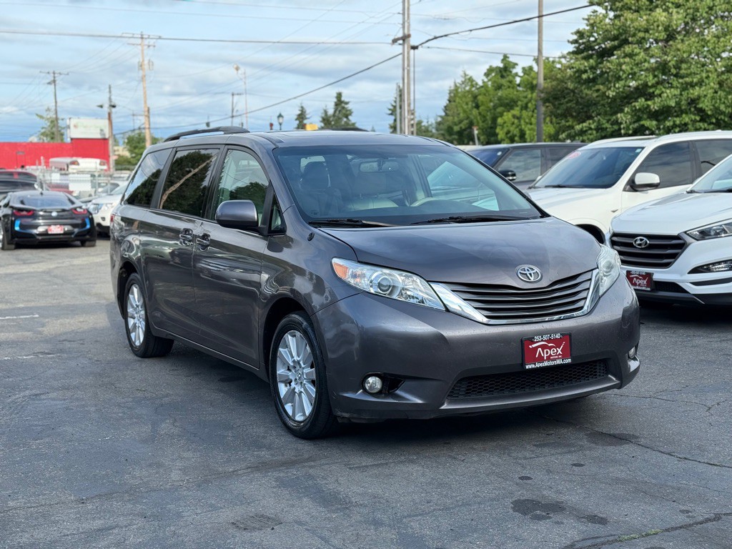 2013 Toyota Sienna Image 2