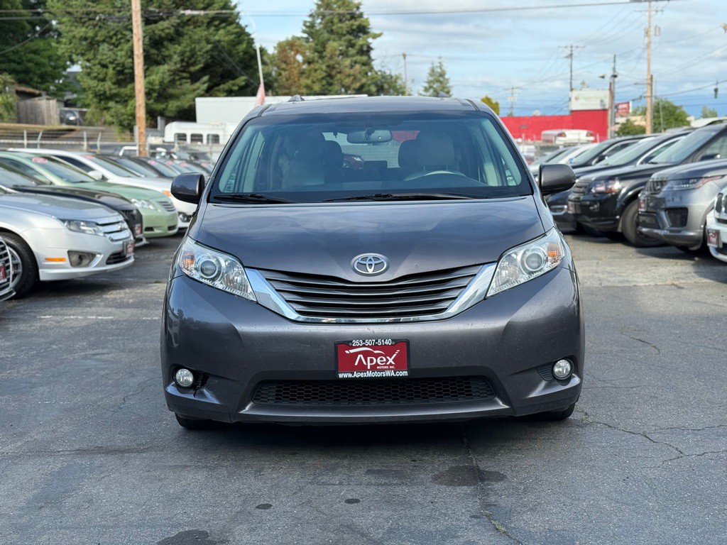 2013 Toyota Sienna Image 3