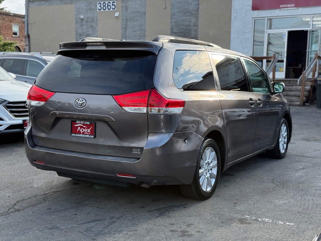 2013 Toyota Sienna Image 4