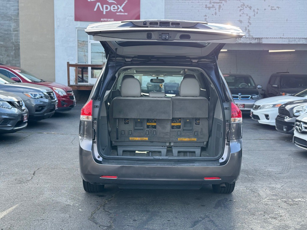 2013 Toyota Sienna Image 7