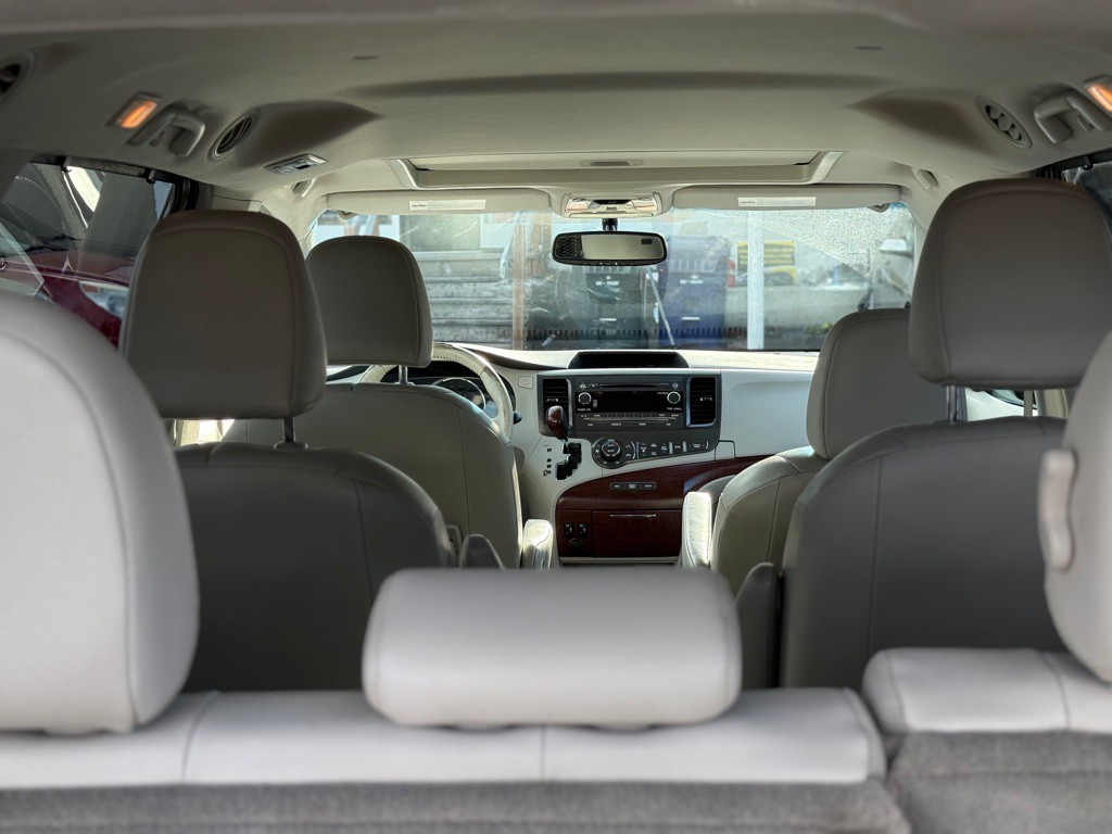 2013 Toyota Sienna Image 8