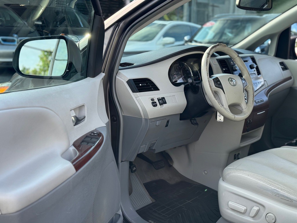 2013 Toyota Sienna Image 9