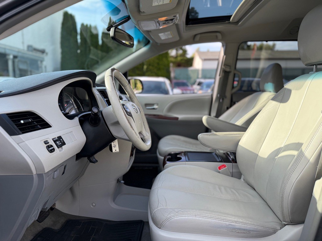 2013 Toyota Sienna Image 10