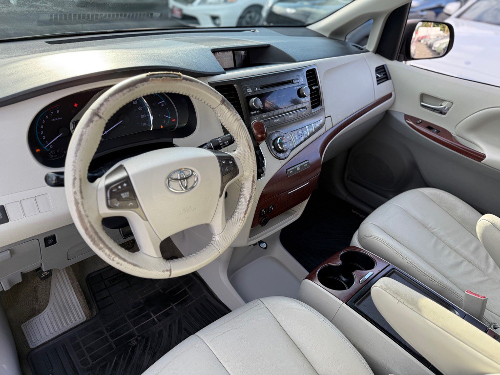 2013 Toyota Sienna Image 11