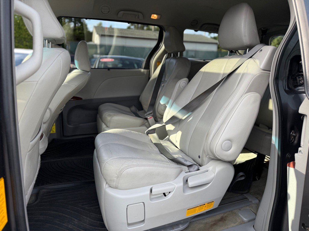 2013 Toyota Sienna Image 12