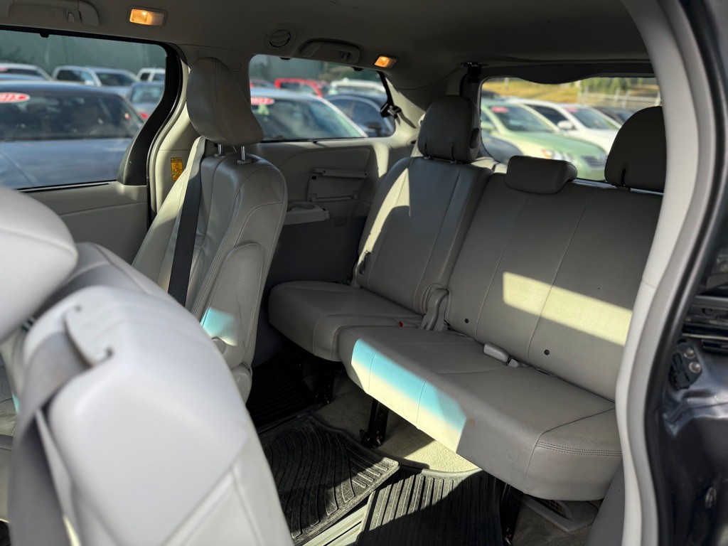 2013 Toyota Sienna Image 13