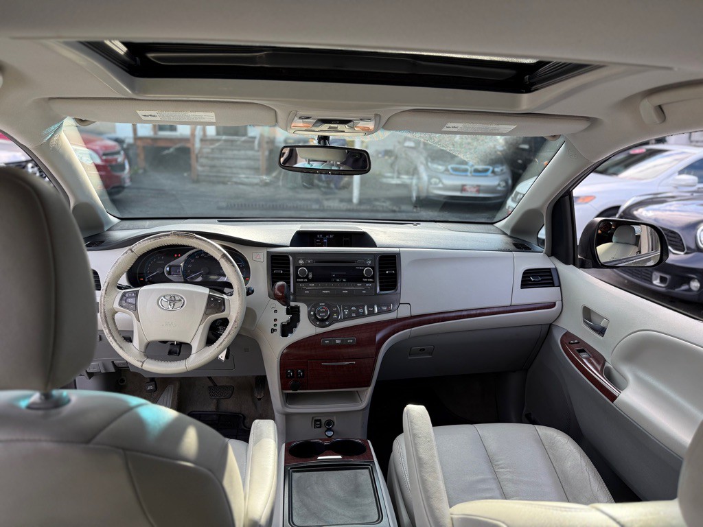 2013 Toyota Sienna Image 14