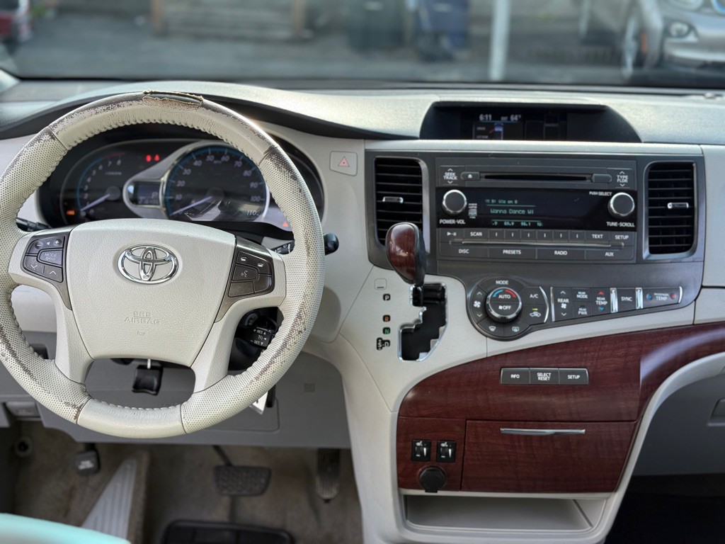 2013 Toyota Sienna Image 15