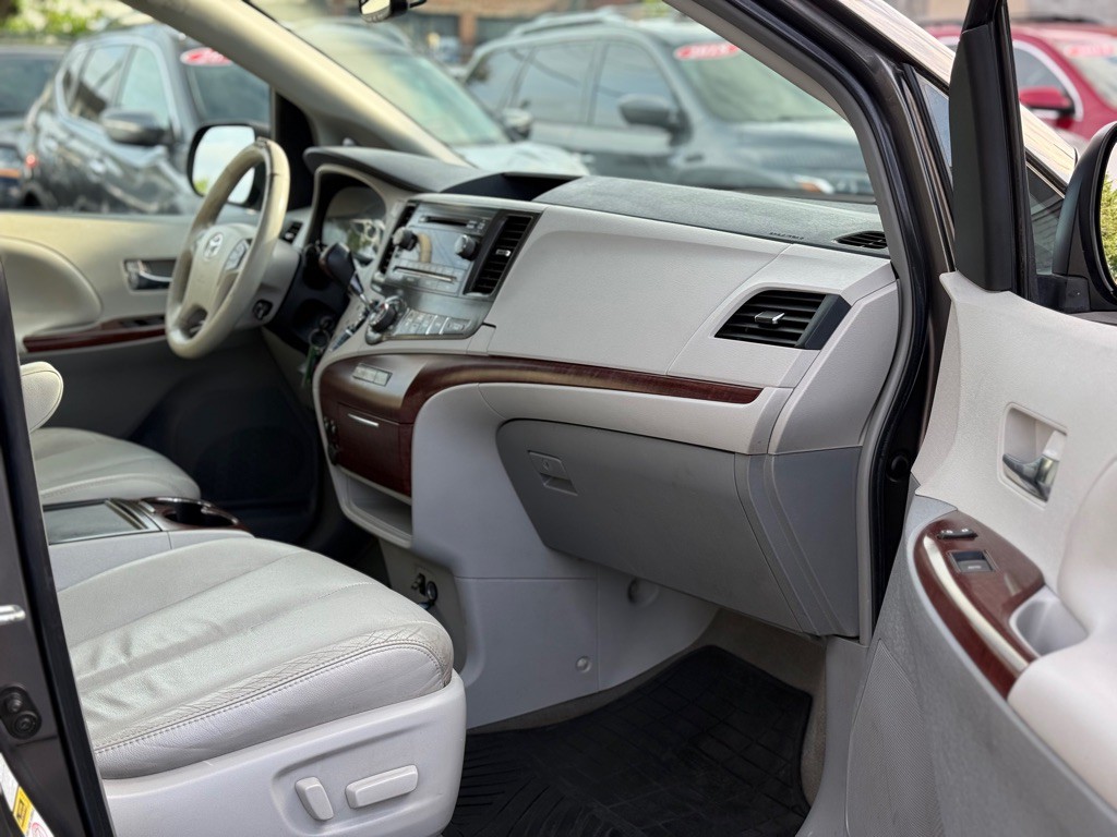 2013 Toyota Sienna Image 16