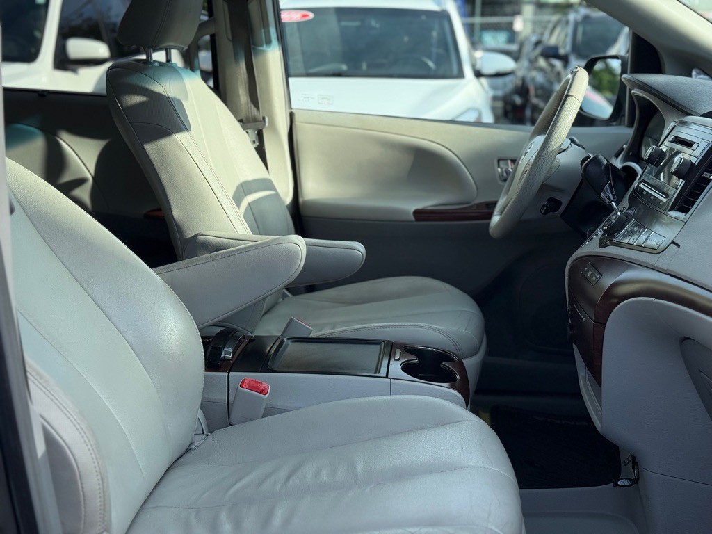 2013 Toyota Sienna Image 17