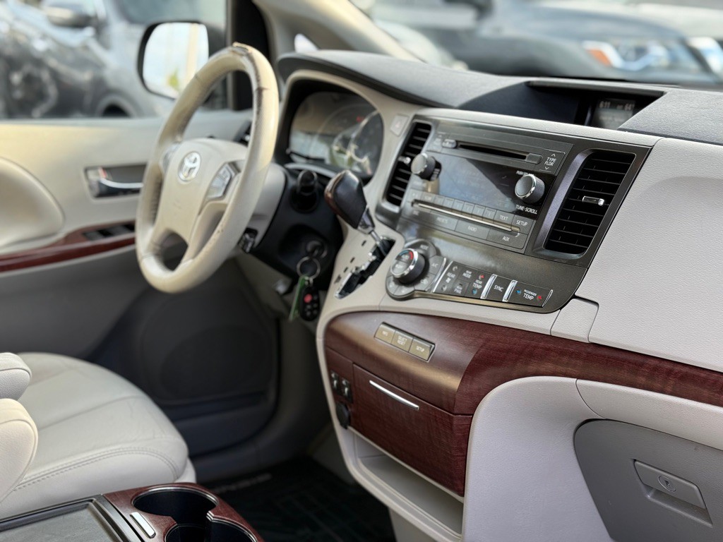 2013 Toyota Sienna Image 18