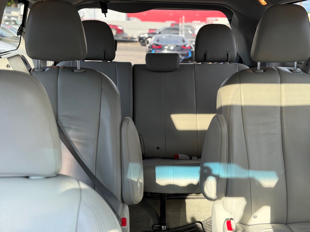 2013 Toyota Sienna Image 19