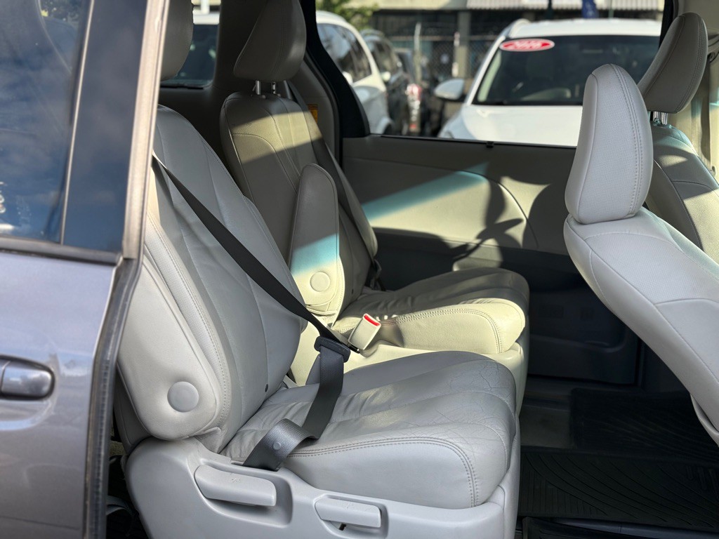 2013 Toyota Sienna Image 20