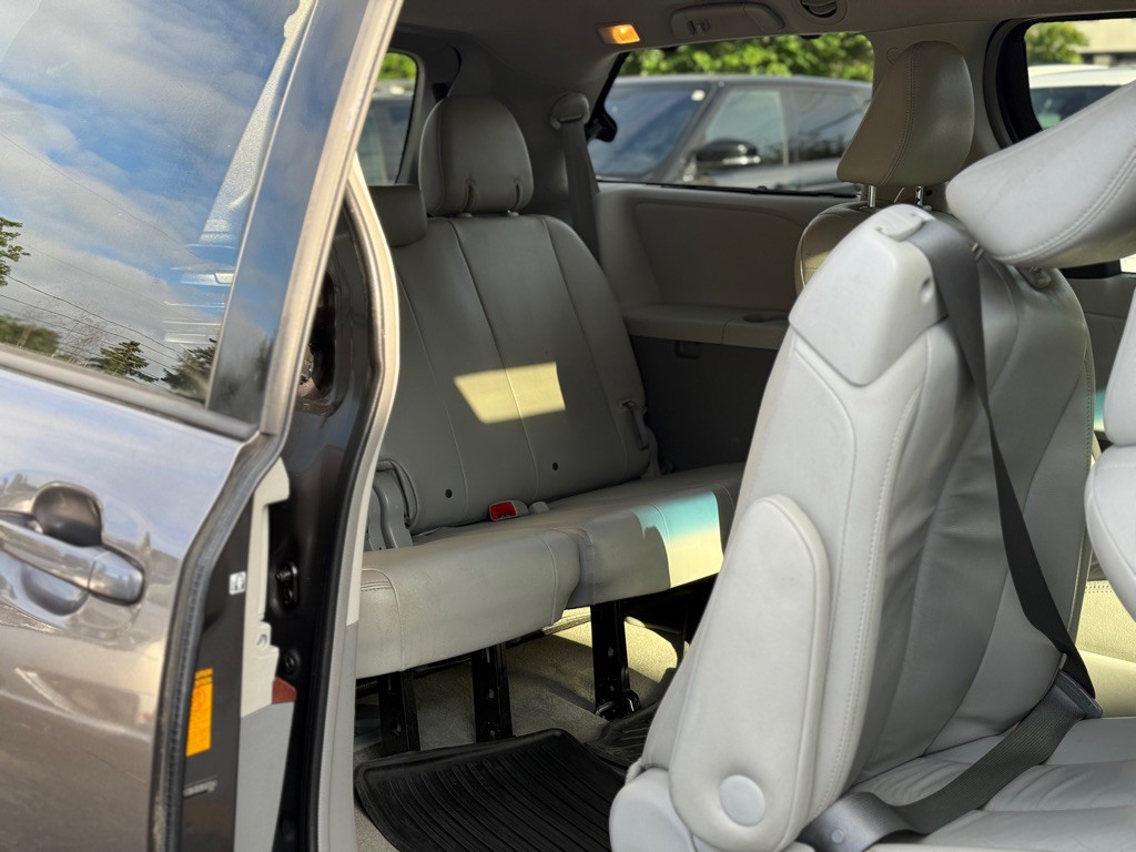 2013 Toyota Sienna Image 21