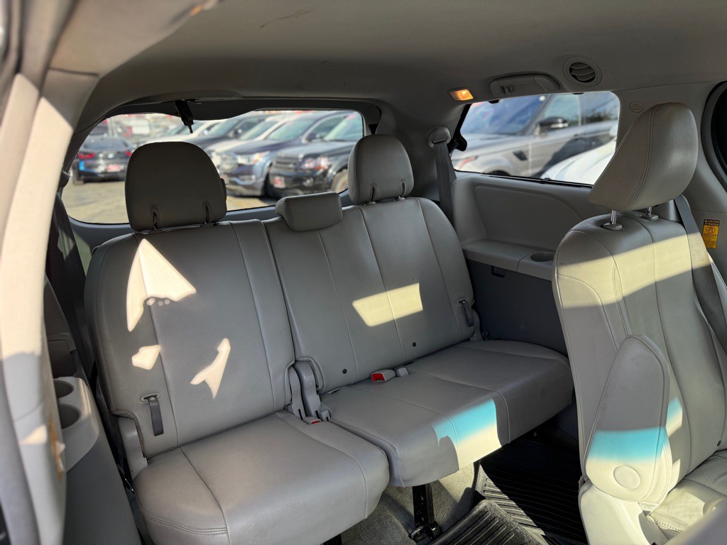 2013 Toyota Sienna Image 22
