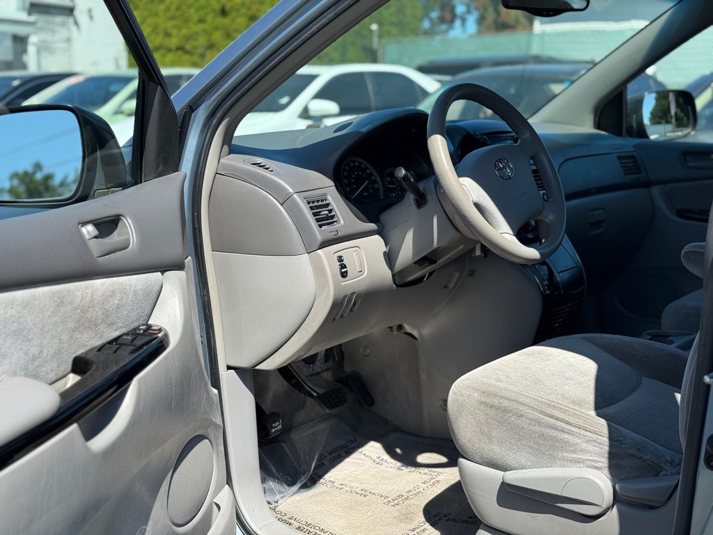 2005 Toyota Sienna Image 9