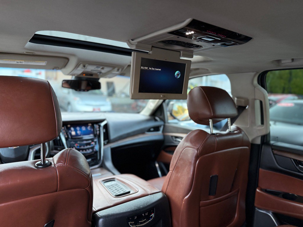 2015 Cadillac Escalade Image 17