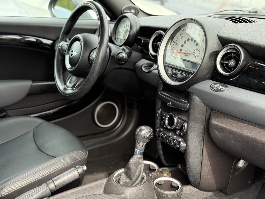 2012 MINI Cooper Image 17