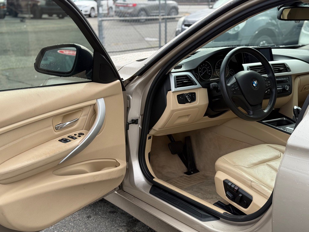 2013 BMW 3 Series Image 8