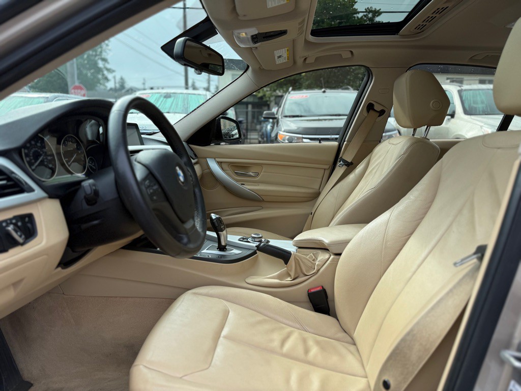 2013 BMW 3 Series Image 9