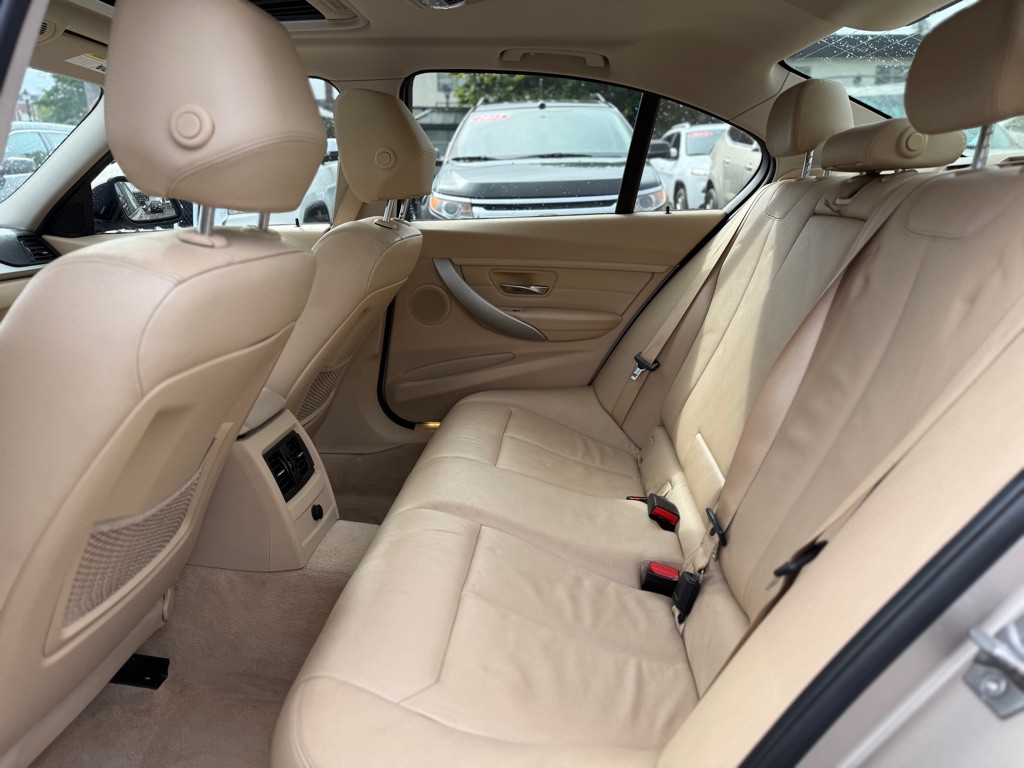 2013 BMW 3 Series Image 11
