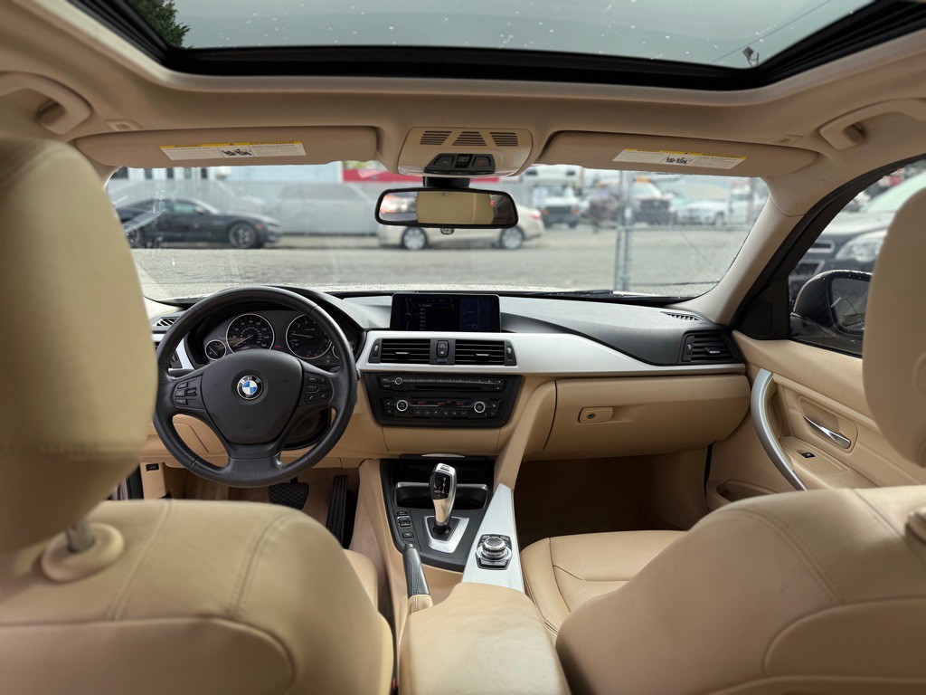 2013 BMW 3 Series Image 12