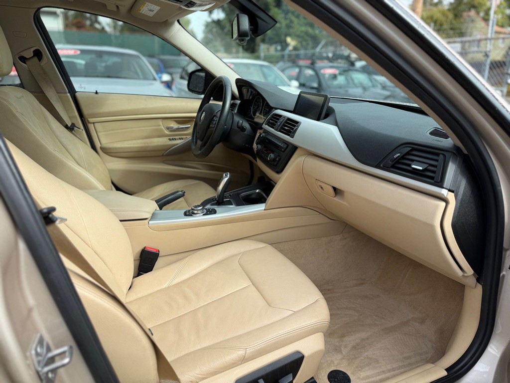 2013 BMW 3 Series Image 14