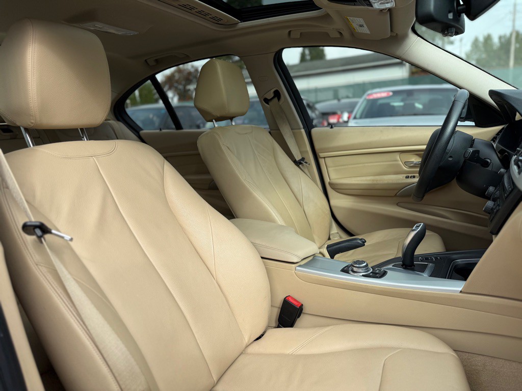 2013 BMW 3 Series Image 15