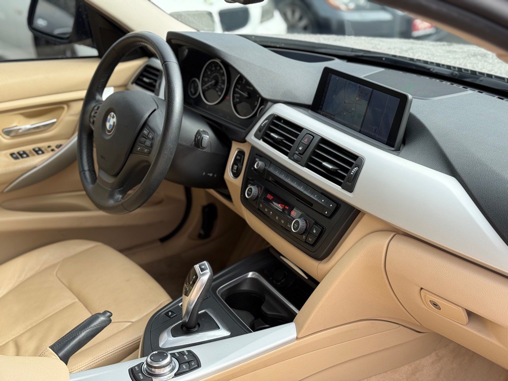 2013 BMW 3 Series Image 16