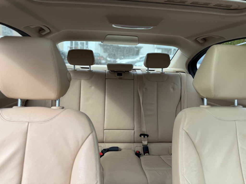 2013 BMW 3 Series Image 17
