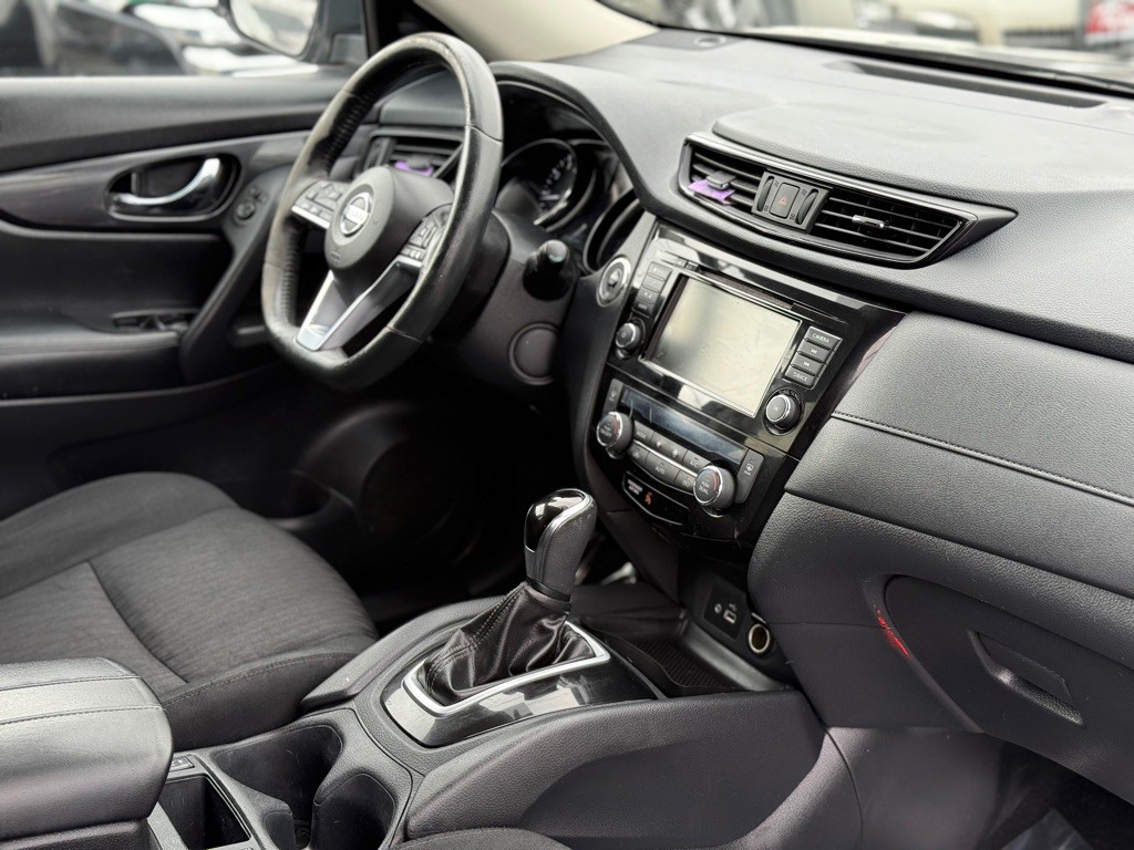 2018 Nissan Rogue Image 16