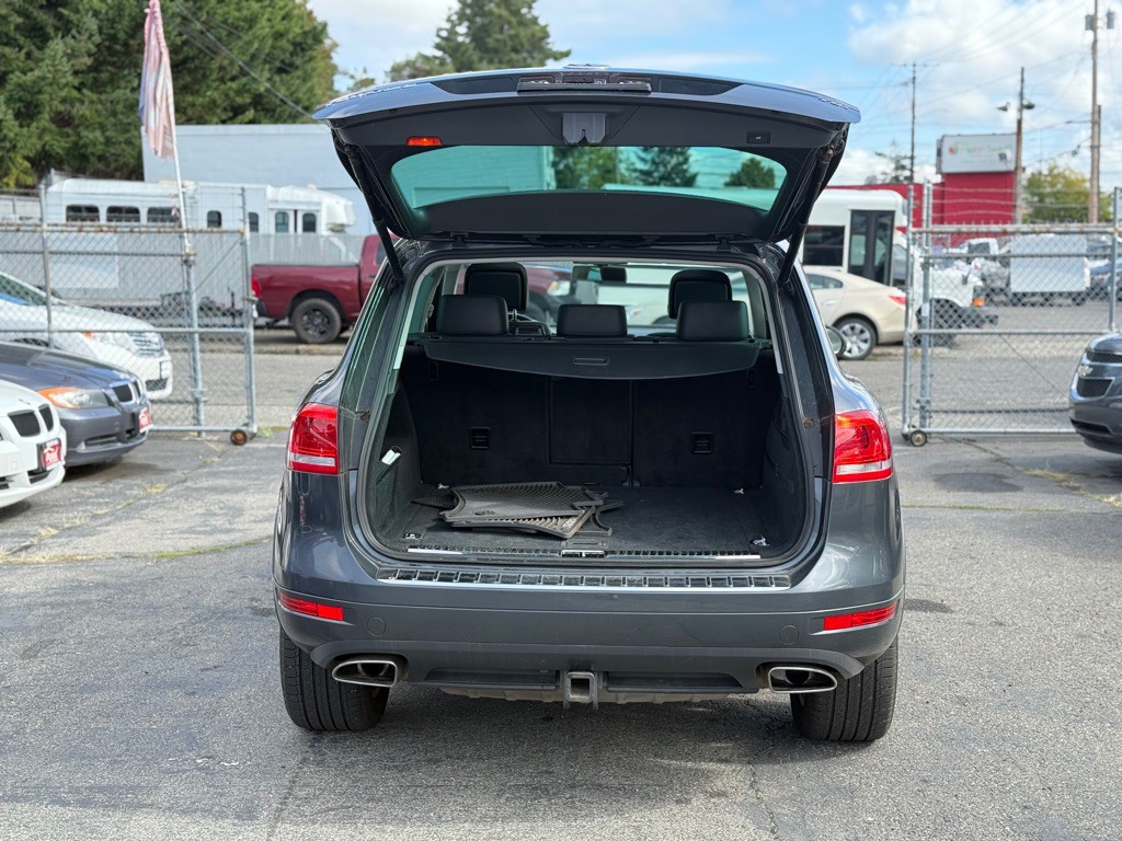 2011 Volkswagen Touareg Image 7