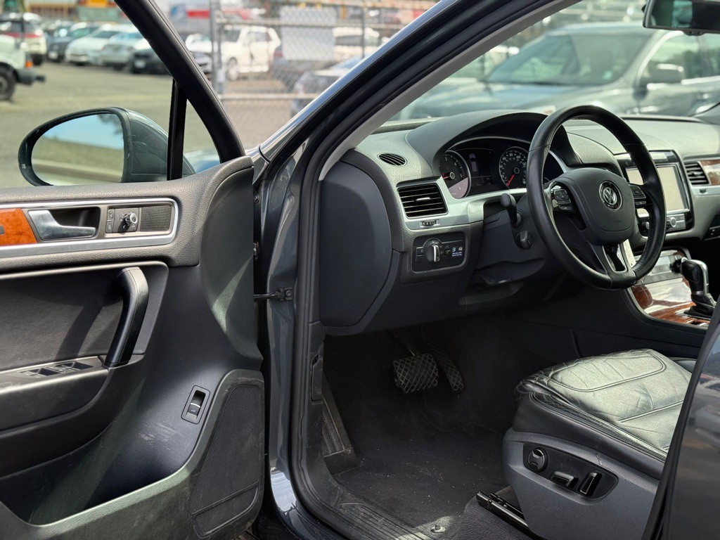 2011 Volkswagen Touareg Image 8