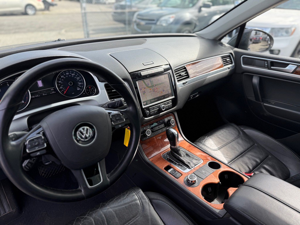 2011 Volkswagen Touareg Image 10