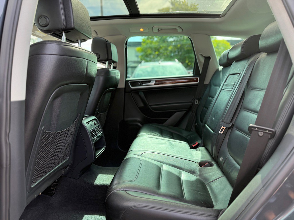 2011 Volkswagen Touareg Image 11