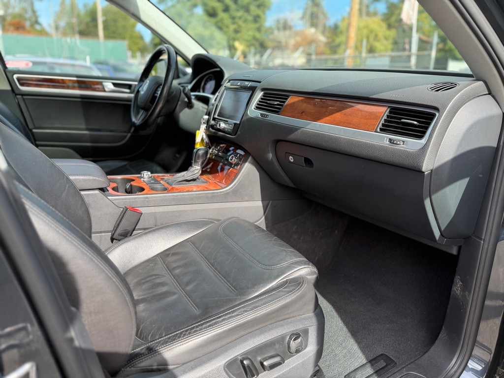 2011 Volkswagen Touareg Image 15