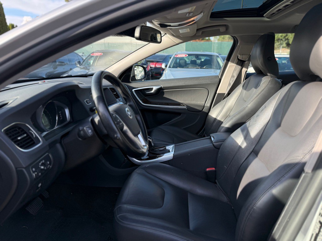 2015 Volvo V60 Image 9