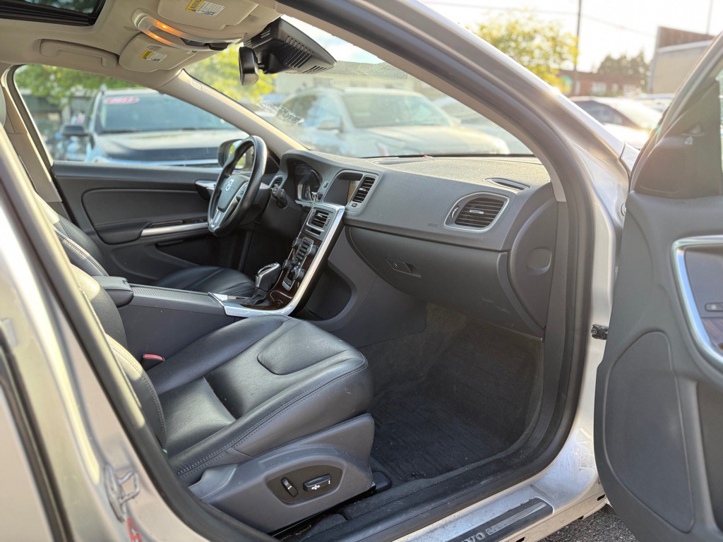 2015 Volvo V60 Image 15
