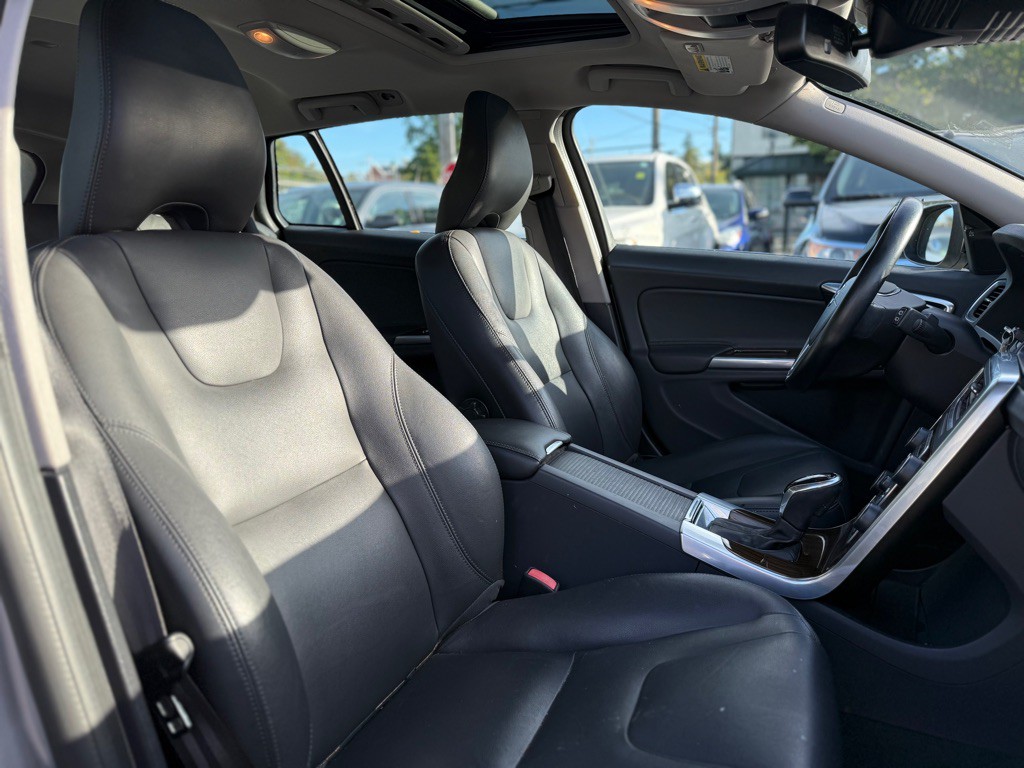 2015 Volvo V60 Image 16