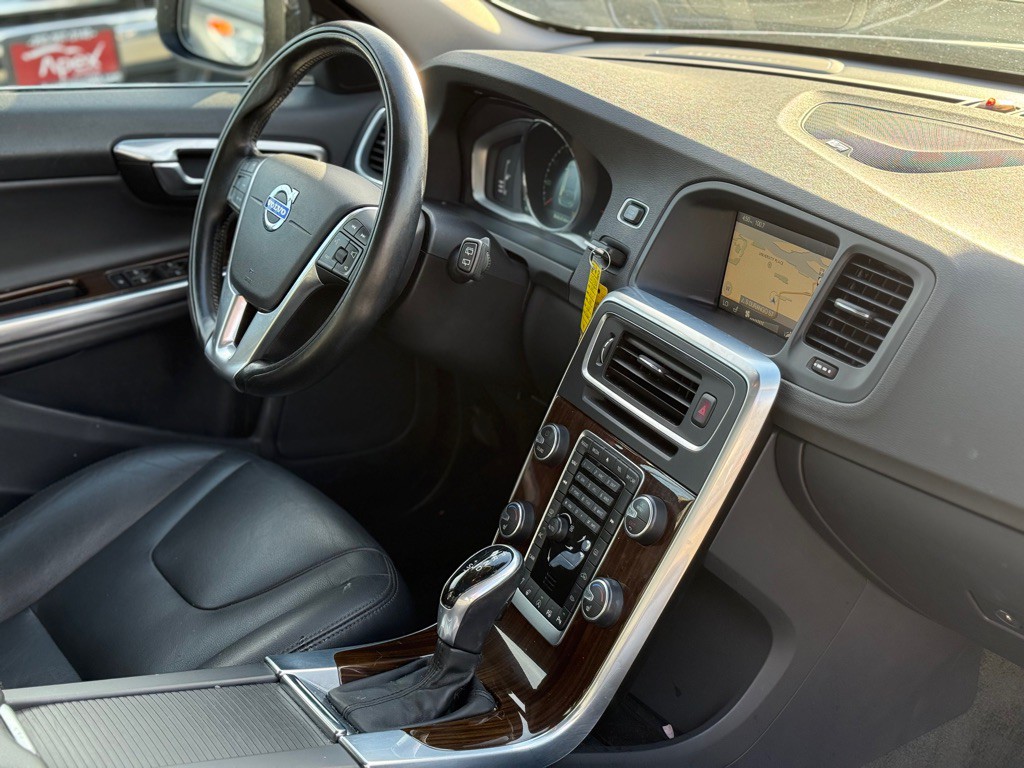 2015 Volvo V60 Image 17