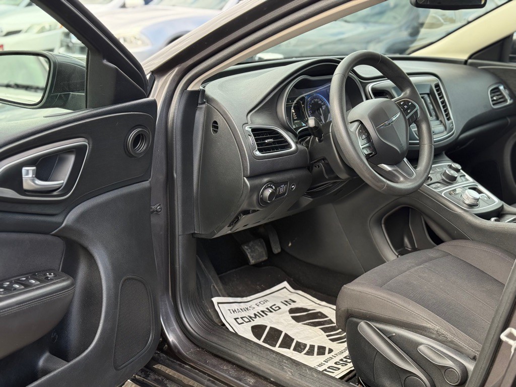 2015 Chrysler 200 Image 8