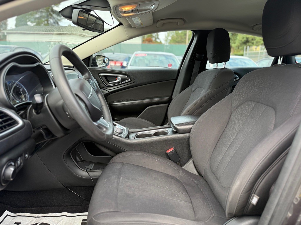 2015 Chrysler 200 Image 9