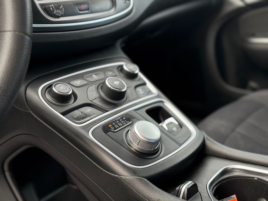 2015 Chrysler 200 Image 11