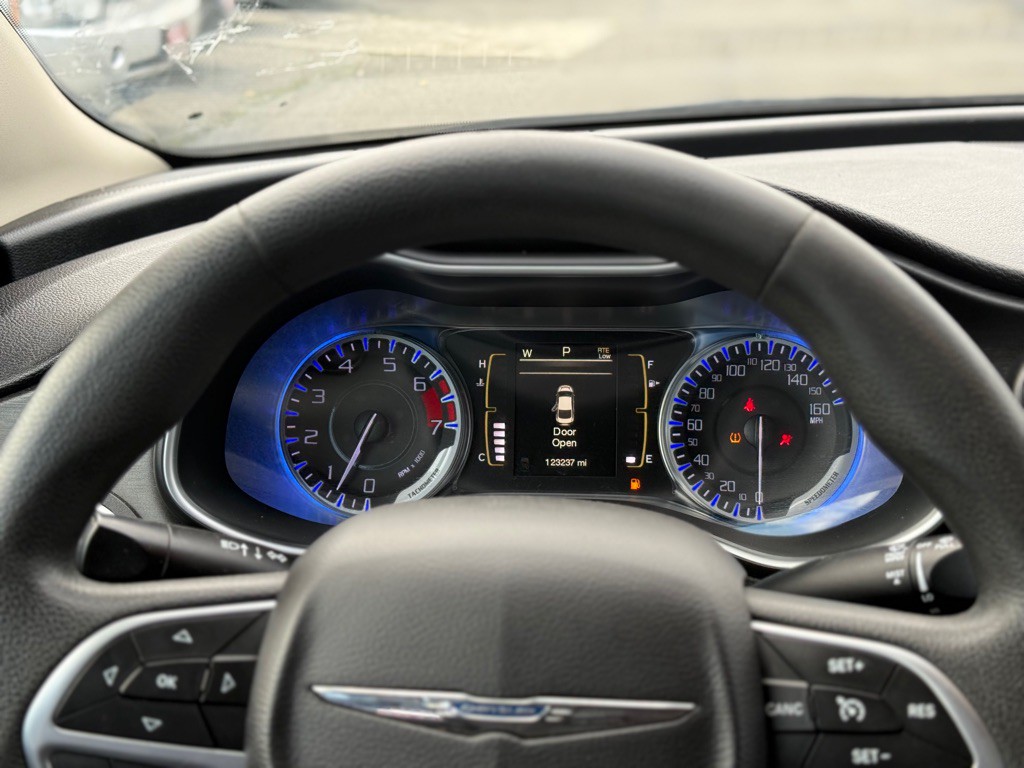 2015 Chrysler 200 Image 15