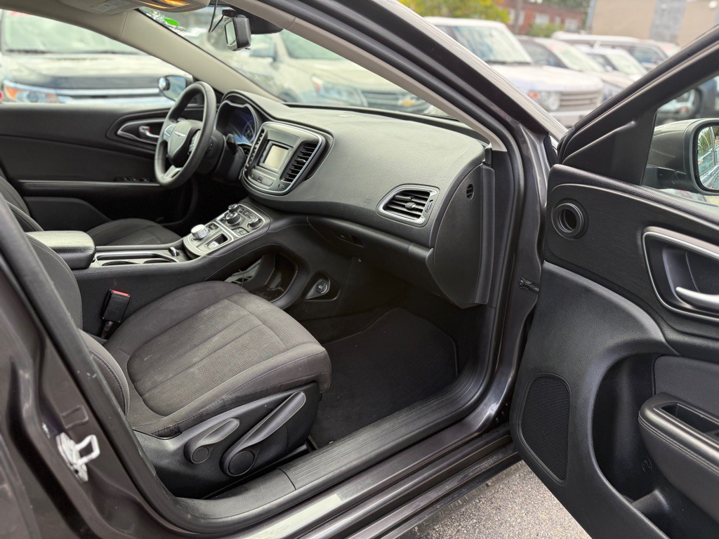 2015 Chrysler 200 Image 16