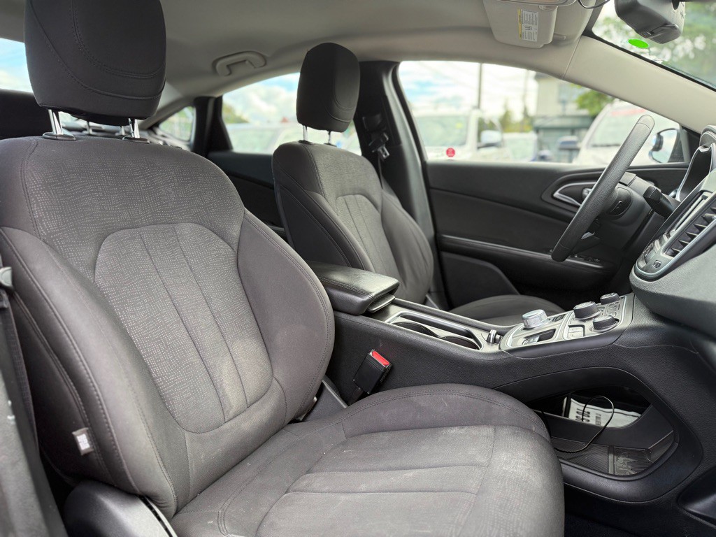 2015 Chrysler 200 Image 17